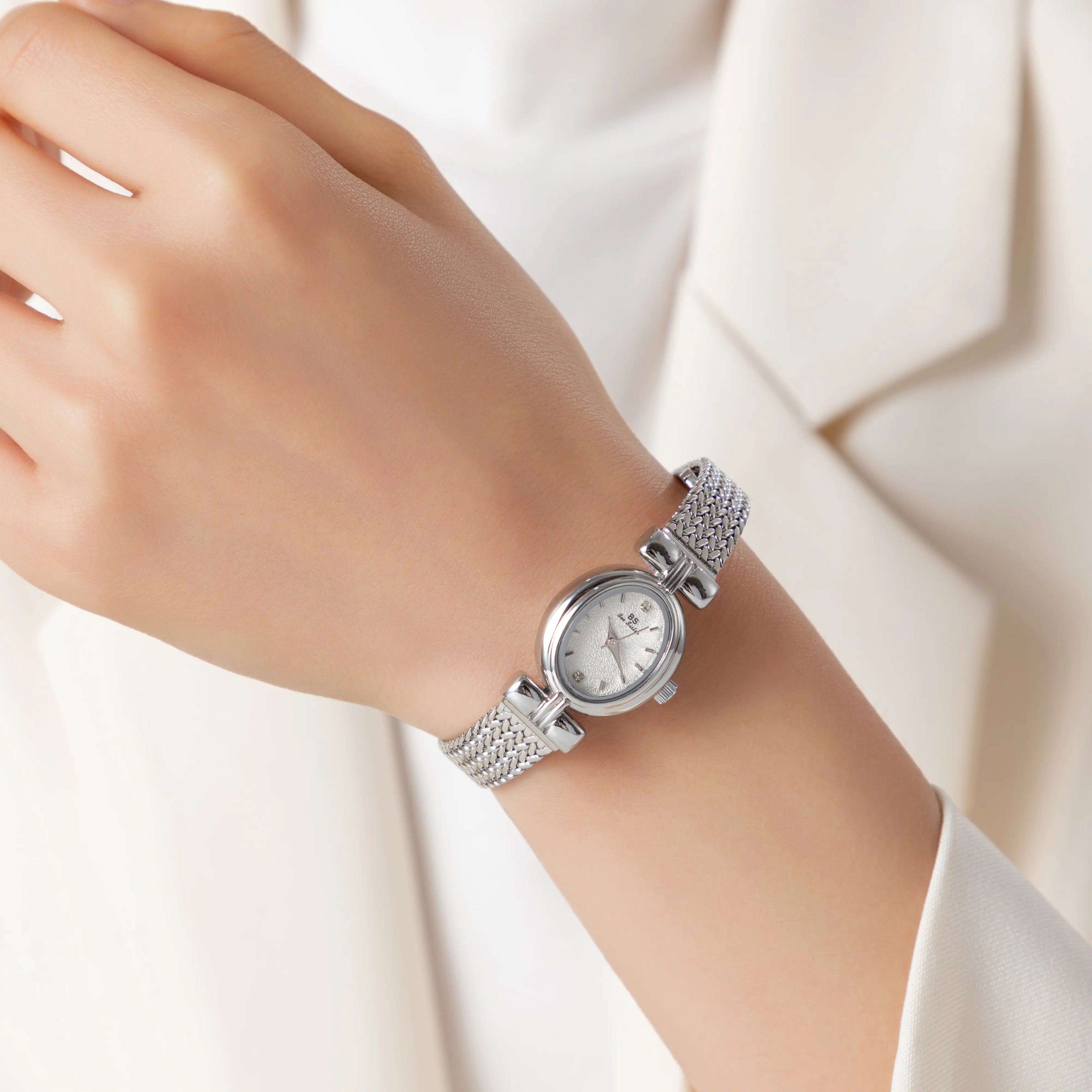 Selina – Orologio in oro con design ovale.