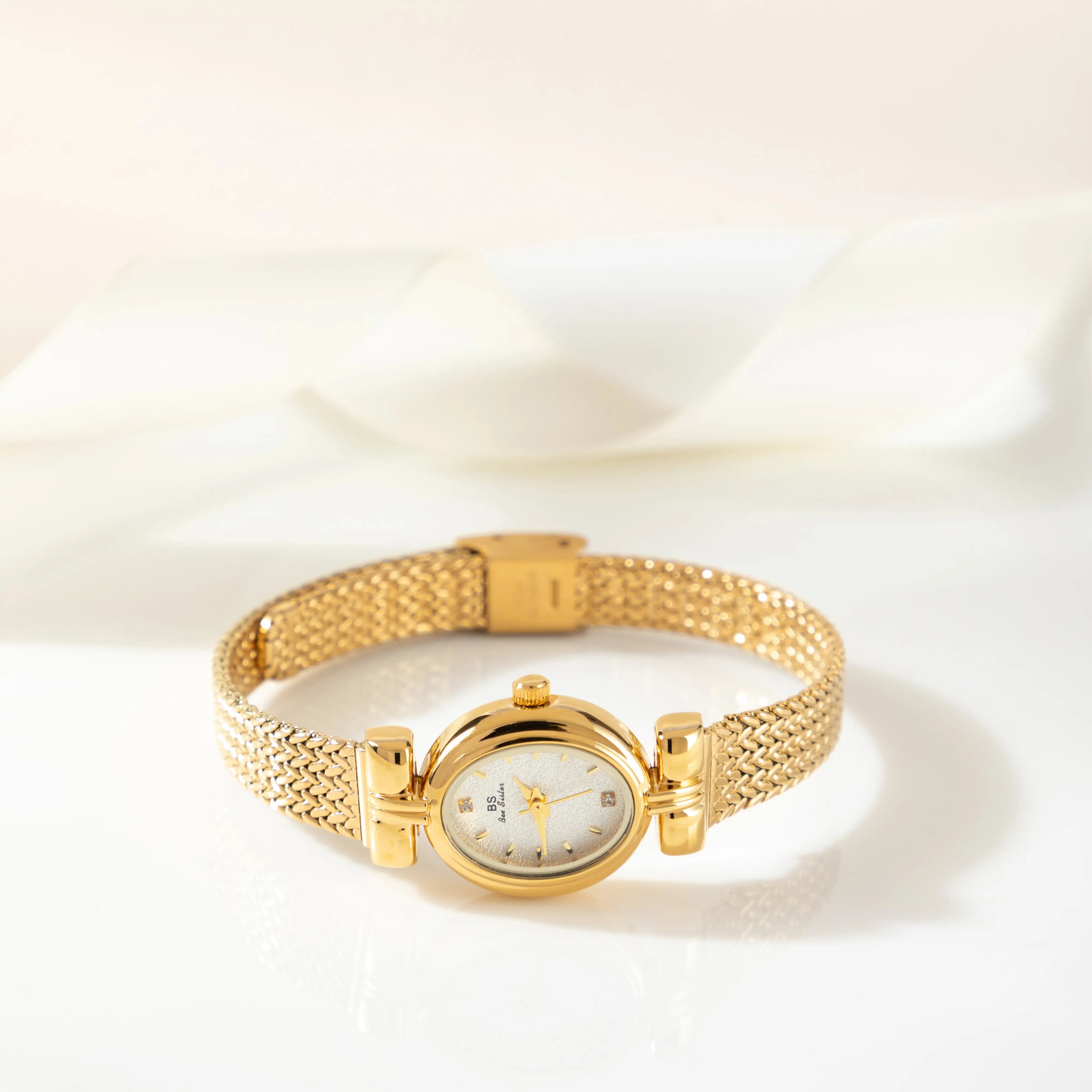 Selina – Orologio in oro con design ovale.